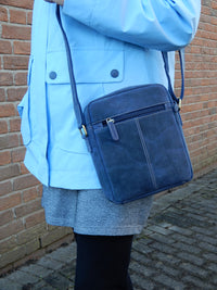 Bild in Galerie Ansicht laden, Hunter-Serie: Büffel-Leder-Tasche A5 in Grün
