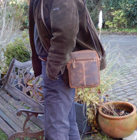 Bild in Galerie Ansicht laden, Hunter-Serie: Büffel-Leder-Tasche A5 in Grün
