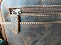 Bild in Galerie Ansicht laden, Hunter-Serie: Büffel-Leder-Tasche A5 in Grün
