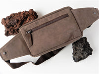 Bild in Galerie Ansicht laden, Große Bauchtasche aus Büffelleder
