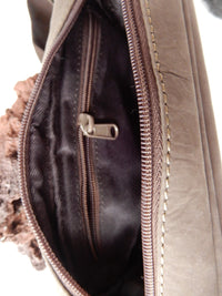 Bild in Galerie Ansicht laden, Große Bauchtasche aus Büffelleder, innen
