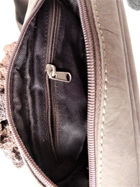 Bild in Galerie Ansicht laden, Große Bauchtasche aus Büffelleder,innen
