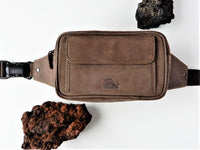 Bild in Galerie Ansicht laden, Große Bauchtasche von Woodland® Büffel-Leder
