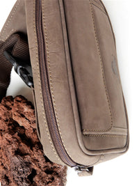 Bild in Galerie Ansicht laden, Große Bauchtasche aus Büffelleder,Seitenansicht
