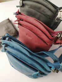 Bild in Galerie Ansicht laden, Leder Umhängetasche 23cm x 22cm in Blau ,Schwaz ,Rot, Braun
