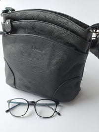 Bild in Galerie Ansicht laden, Leder-Umhängtasche 23cm x 22cm in Schwaz 
