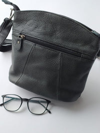 Bild in Galerie Ansicht laden, Leder Umhängetasche 23cm x 22cm in Schwaz 
