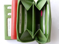 Bild in Galerie Ansicht laden, Handliche Damenbörse mit RFID Ausleseschutz
