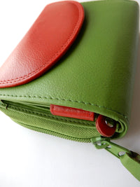 Bild in Galerie Ansicht laden, Handliche Damenbörse mit RFID Ausleseschutz
