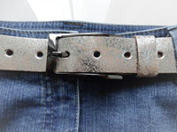 Bild in Galerie Ansicht laden, 3 cm breiter Rinderleder-Gürtel &quot;Silver&quot; - KüstenKlaus
