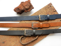 Bild in Galerie Ansicht laden, 3,5 cm breiter Rinder-Leder Gürtel &quot;Tellingstedt&quot; mit eckiger Schließe - KüstenKlaus
