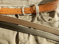 Bild in Galerie Ansicht laden, 3 cm breiter Rinderleder-Gürtel &quot;A 23&quot;
