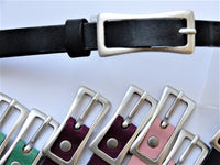 Bild in Galerie Ansicht laden, Sehr schmale Leder-Gürtel in verschiedenen Farben und nickelabgabefreier Vollschließe
