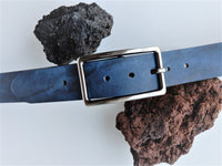 Bild in Galerie Ansicht laden, Wasserbüffel-Leder-Gürtel in Blau mit nickelabgabefreier Vollschließe
