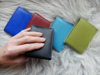 Bild in Galerie Ansicht laden, Kleine Querformat-Börse mit Geheimfach
