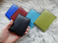 Bild in Galerie Ansicht laden, Kleine Querformat-Börse mit Geheimfach
