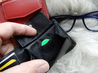 Bild in Galerie Ansicht laden, Kleine Querformat-Börse mit Geheimfach
