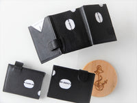 Bild in Galerie Ansicht laden, Praktischer kleiner Karten-Halter als Etui mit einem Geldscheinfach und RFID-Protect - KüstenKlaus
