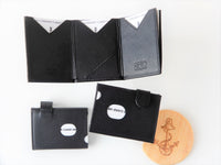 Bild in Galerie Ansicht laden, Praktischer kleiner Karten-Halter als Etui mit einem Geldscheinfach und RFID-Protect - KüstenKlaus
