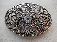 Bild in Galerie Ansicht laden, Oval-Schließe mit Strass® und floralen Ornamenten
