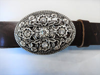 Bild in Galerie Ansicht laden, Oval-Schließe mit Strass® und floralen Ornamenten
