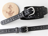 Bild in Galerie Ansicht laden, 2,5 cm breiter perforierter Büffel-Leder-Gürtel mit Nietenbeschlag - KüstenKlaus
