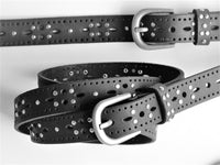 Bild in Galerie Ansicht laden, 2,5 cm breiter perforierter Büffel-Leder-Gürtel mit Nietenbeschlag - KüstenKlaus
