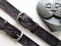 Bild in Galerie Ansicht laden, 4 cm breiter Büffel-Leder-Gürtel mit handgeschnitztem Relief - KüstenKlaus
