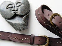 Bild in Galerie Ansicht laden, 3,5 cm breiter Büffel-Ledergürtel mit Messing-Nieten - KüstenKlaus
