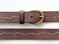 Bild in Galerie Ansicht laden, 3,5 cm breiter Büffel-Ledergürtel mit Messing-Nieten - KüstenKlaus
