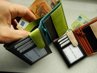 Bild in Galerie Ansicht laden, Mehrfarbige Riegelbörse im Hochformat
