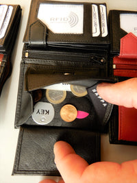 Bild in Galerie Ansicht laden, Handliche Mini-Börse mit viel Stauraum und RFID Schutz
