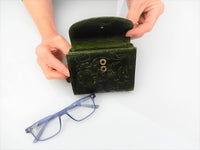 Bild in Galerie Ansicht laden, Damenbörse mit pflanzlich gegerbtem Leder und floraler Ornamentik als Relief.  
