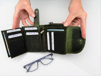 Bild in Galerie Ansicht laden, Damenbörse mit pflanzlich gegerbtem Leder und floraler Ornamentik als Relief.  
