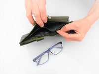 Bild in Galerie Ansicht laden, Damenbörse mit pflanzlich gegerbtem Leder und floraler Ornamentik als Relief.  
