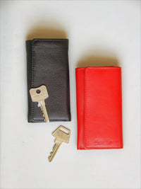 Bild in Galerie Ansicht laden, Schlüssel-Etui mit Häkchen und Stauraum
