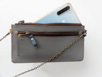 Bild in Galerie Ansicht laden, Schmale Damentasche mit Kette, handlich mit Platz für das Smartphone - KüstenKlaus
