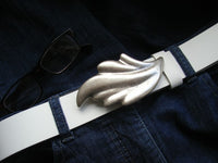 Bild in Galerie Ansicht laden, Glänzend silbrig florale Schließe
