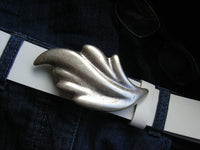 Bild in Galerie Ansicht laden, Glänzend silbrig florale Schließe
