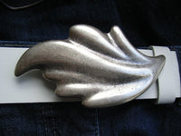 Bild in Galerie Ansicht laden, Glänzend silbrig florale Schließe
